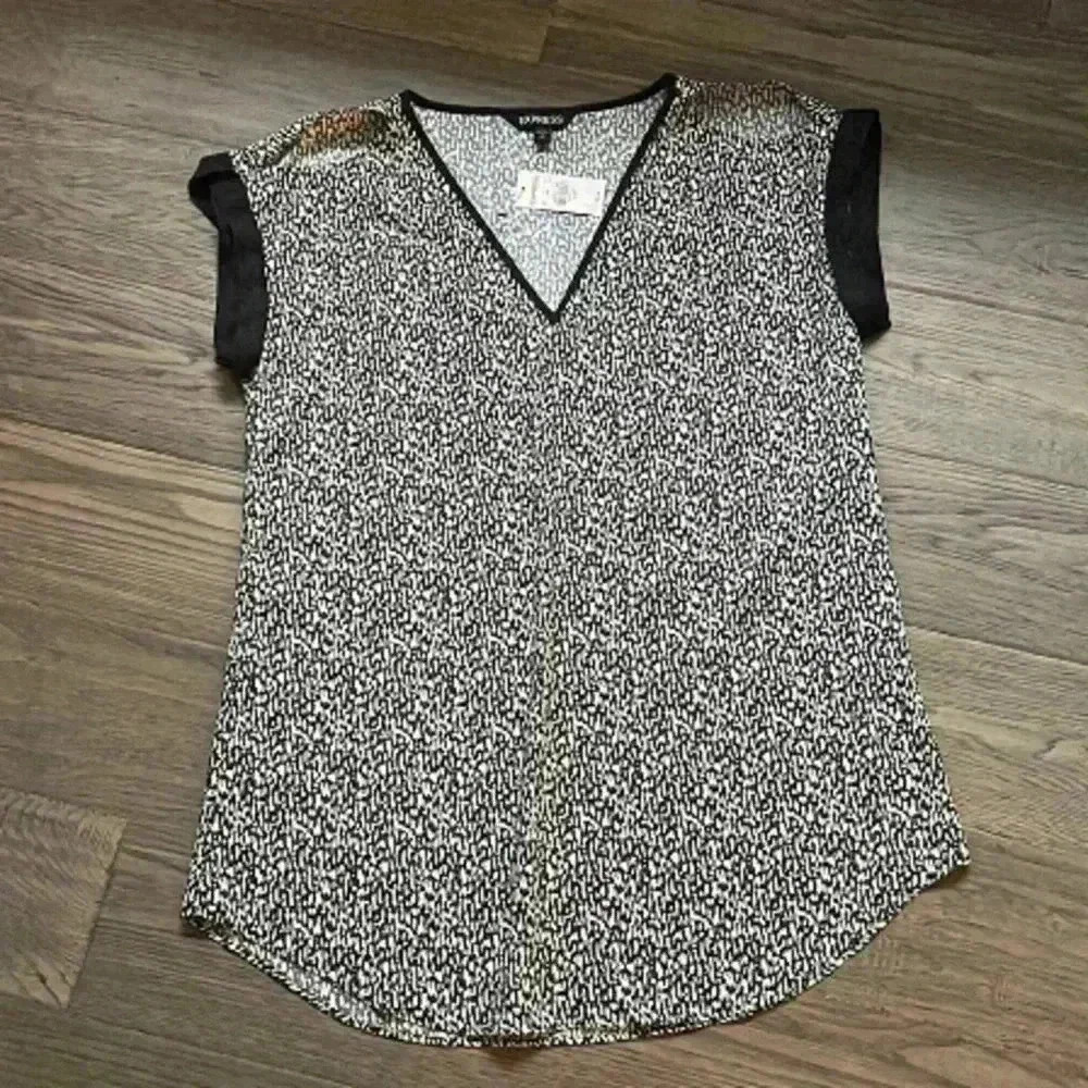 ✨🆕EXPRESS🆕✨ | Black And White Speckled Blouse